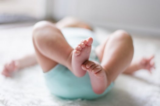 Babybild mit süßen Füßen